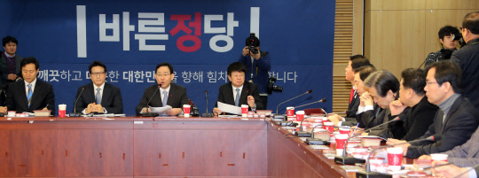 바른정당 주호영 원내대표(왼쪽에서 세 번째)가 9일 오전 국회 의원회관에서 열린 전체회의 및 정책의총에서 발언하고 있다.